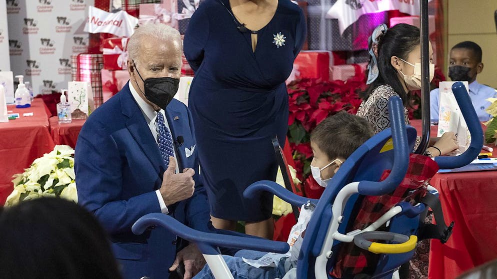 Il Presidente americano Joe Biden ha fatto ieri una visita sorpresa a dei bambini malati in un ospedale di Washington DC con la moglie.