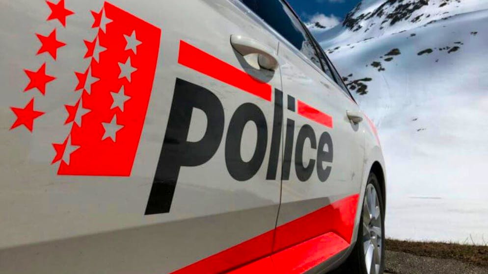 Incidente mortale nel canton Vallese: una donna di 73 anni è morta dopo essere stata investita da un gatto delle nevi, mentre la nipotina di 2 anni ha riportato gravi ferite (foto polizia cantonale vallesana)