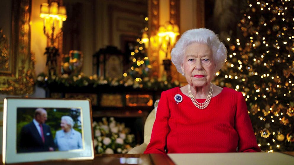 Tout, de la photo sur le bureau à la broche qu'elle porte, rappelle le prince Philip, au centre du discours d'Elizabeth II. Jusque dans son travail de pionnier en faveur de la protection de l'environnement repris par Charles et William, impliqués dans la conférence sur le climat COP26 en Ecosse.