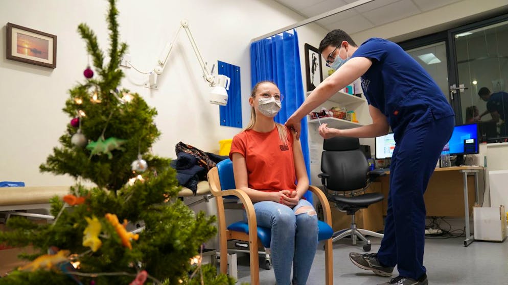 Per contrastare la variante Omicron, l'Inghilterra ha continuato a vaccinare i suoi cittadini anche il giorno di Natale.