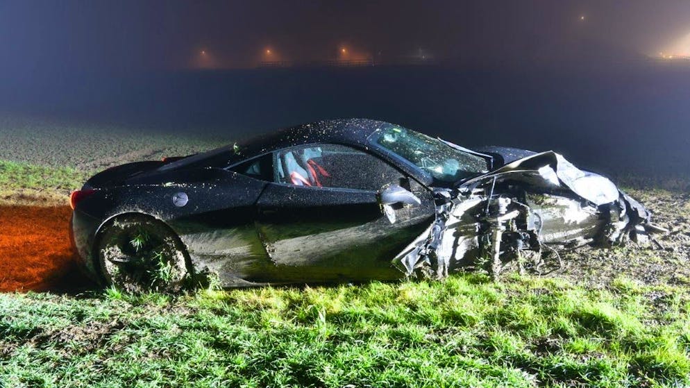 Danno totale per un bolide sportivo dopo un incidente nel canton Argovia.