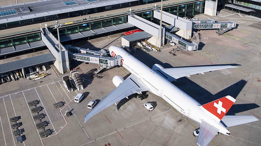 In seguito alle limitazioni per il Covid-19 e un calo della domanda dovuto alla variante Omicron, la compagnia aerea Swiss cancella circa 2900 voli nel suo programma di volo invernale. I tagli riguardano principalmente il periodo da metà gennaio a fine marzo.