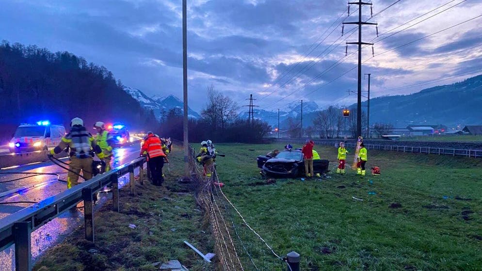 Una donna e il bambino che l'accompagnava sono rimasti intrappolati nell'auto in cui viaggiavano dopo essere usciti di strada.