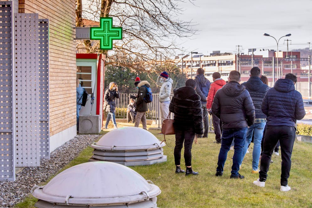 Qui la coda che si è formata all'esterno di una struttura dedita a fare tamponi Covid a Mendrisio.