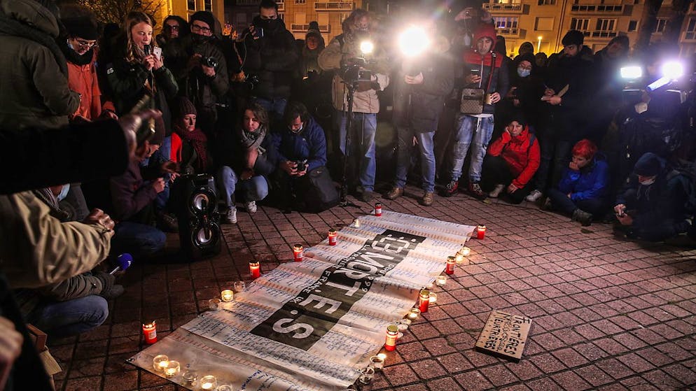 Après le naufrage qui a fait 27 morts, des personnes s'étaient réunies à Calais autour d'une banderole affichant les noms de migrants morts en essayant de traverser La Manche depuis 1999 (archives).