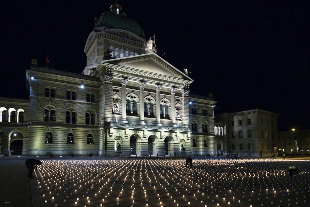 SUISSE Des militants allument près de 9200 bougies pour commémorer les personnes décédées du Corona en Suisse, le dimanche 21 février 2021, sur la Bundesplatz, devant le Palais fédéral, à Berne.