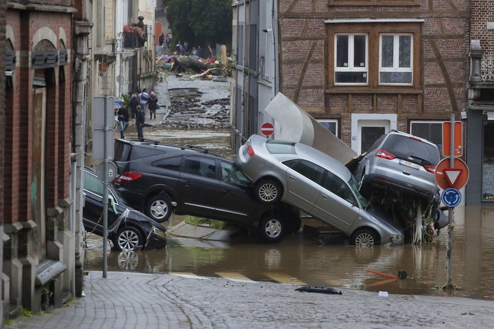 Les voitures s'entassent alors que les inondations affectent la région après de fortes pluies à Ensival, Verviers, Belgique, 15 juillet 2021.
