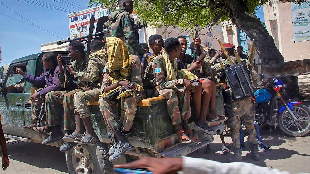 Il presidente somalo Mohamed Abdullahi Mohamed, detto Farmajo, ha annunciato che sospenderà il primo ministro Mohamed Hussein Roble, una decisione legata a una disputa sulle elezioni più volte rimandate nel travagliato Paese del Corno d'Africa.