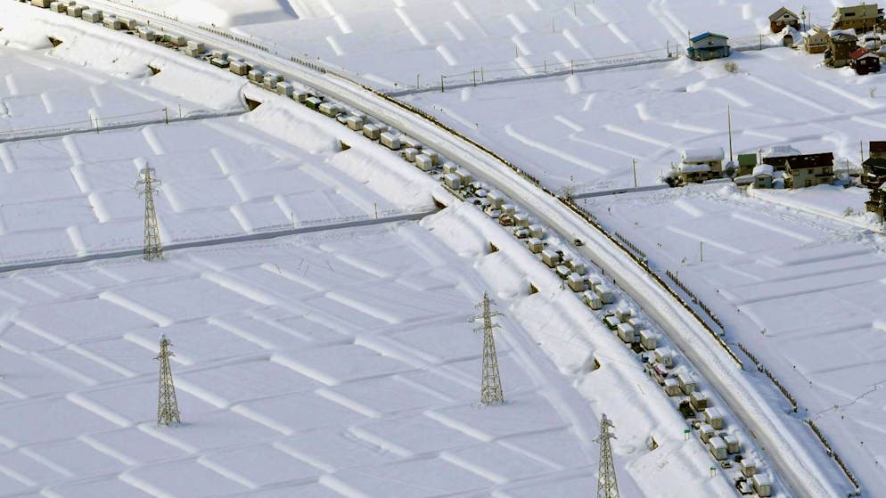Forte nevicate si sono abbattute sul versante nordoccidentale del Giappone nelle ultime 24 ore, provocando ampie interruzioni sul traffico ferroviario, la cancellazione di centinaia di voli e criticità nei principali centri abitati.