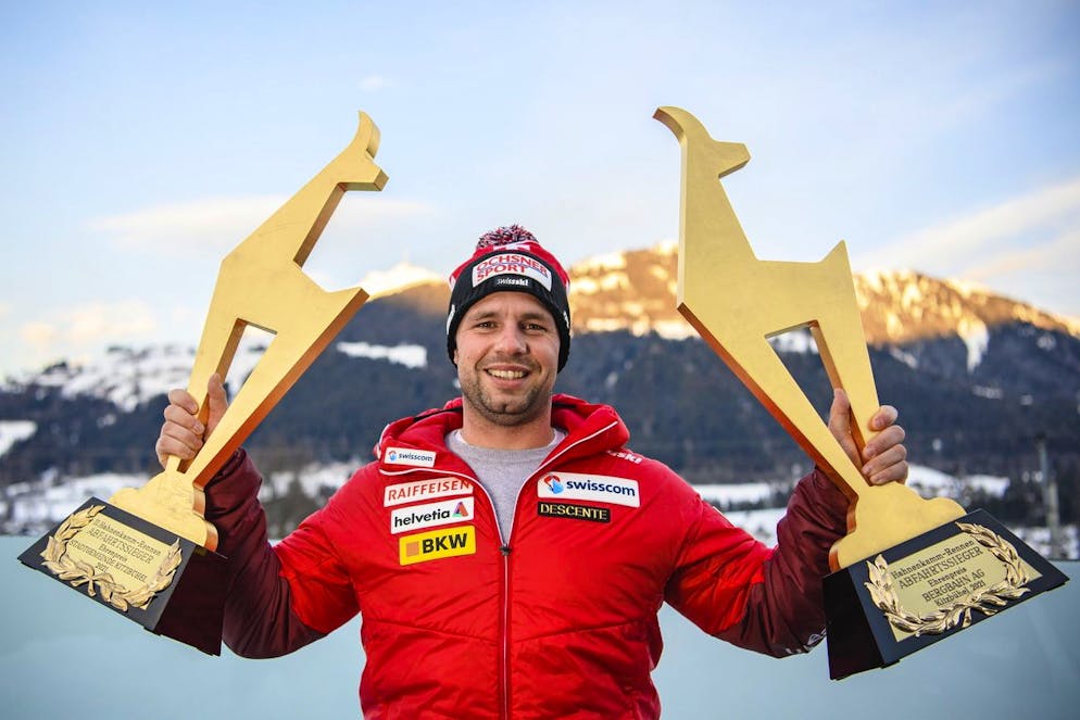 SPORT Le Suisse Beat Feuz pose pour des photos avec ses trophées Gams après avoir remporté les deux courses de descente masculine de la Coupe du monde de ski alpin FIS à Kitzbuehel, Autriche, le 24 janvier 2021.