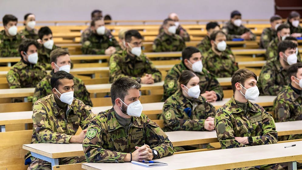 150 militari del battaglione d'ospedale 2, qui ritratti con la mascherina FFP2, sono entrati in servizio oggi alla caserma di Moudon (VD).