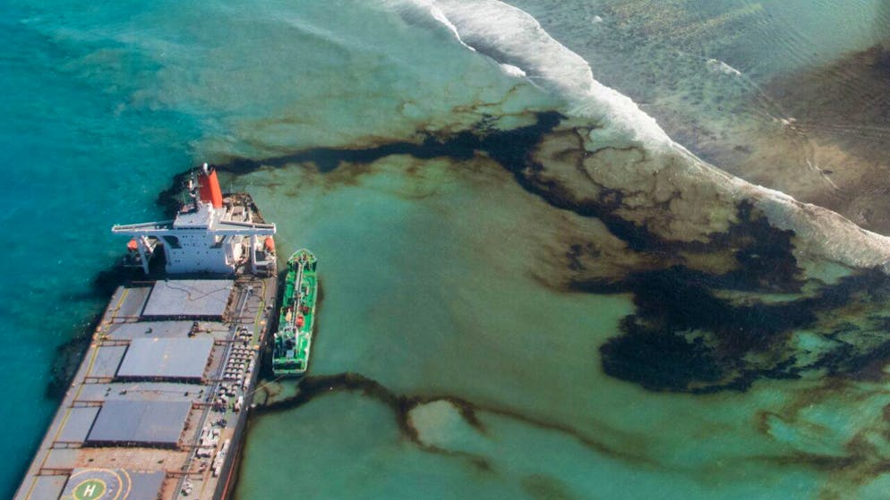 Le vraquier japonais s'est échoué le 25 juillet 2020 sur un récif corallien au sud-est de l'île Maurice, relâchant plus de 1000 tonnes de fioul dans ses eaux cristallines.