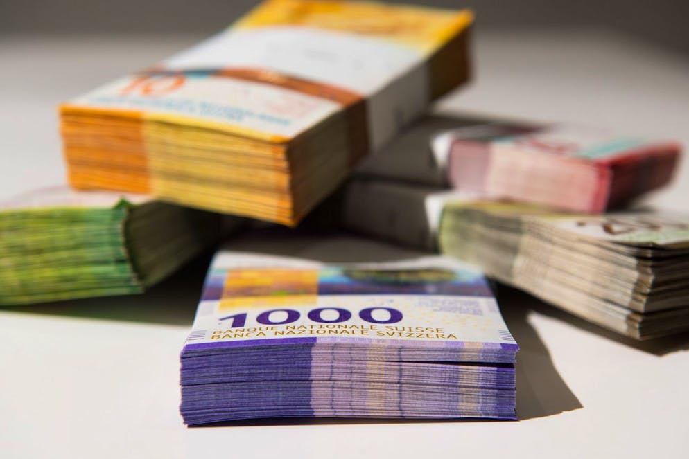 Geldbuendel mit Schweizer Franken liegen auf einem Tisch, am 22. August 2019 in Colderio . (KEYSTONE/Ti-Press/Alessandro Crinari)