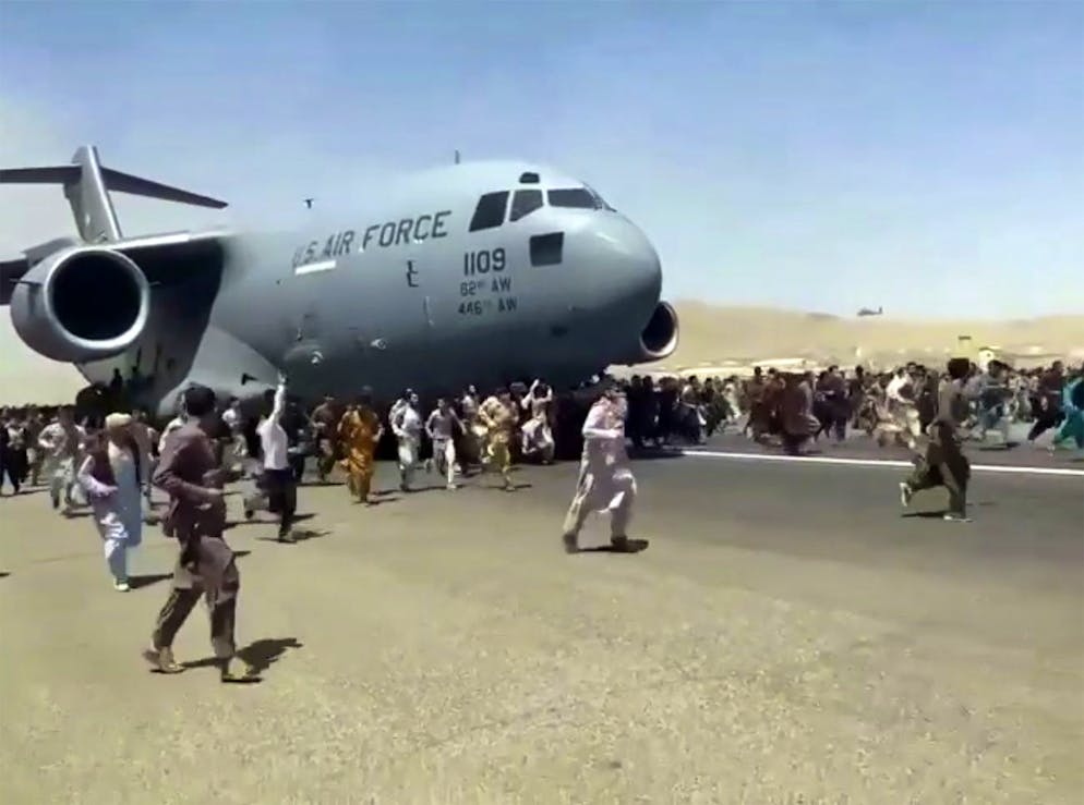 Les images des Afghans tentant désespérément de s'accrocher aux avions pour fuir le pays ont fait le tour du monde.