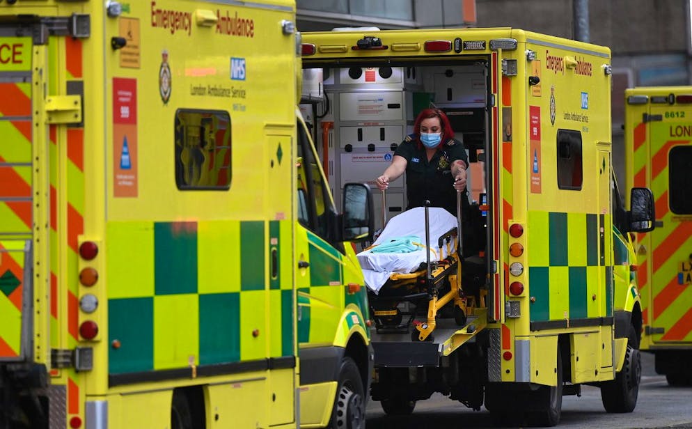 Personnel ambulancier devant l'hôpital Royal London à Londres, Grande-Bretagne, le 27 décembre 2021. De premières études venues d'Afrique du Sud, d'Ecosse et d'Angleterre la semaine dernière montrent qu'Omicron semble entraîner moins d'hospitalisations que Delta.