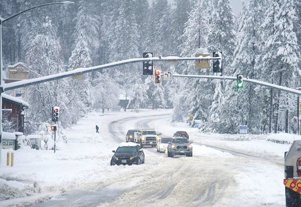 Un véhicule est coincé dans la neige le long du chemin Brunswick et de la voie Sutton le lundi matin du 27 décembre 2021 à Grass Valley, Californie.