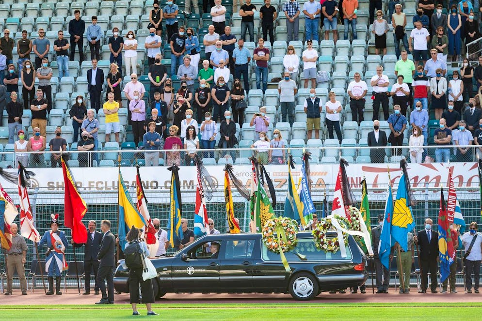 Le cortège funèbre au stade Cornareda avec le cercueil de Marco Borradori. Président de la ville de Lugano depuis 2013, le maire a succombé à un arrêt cardiaque alors qu'il faisait du jogging le 11 août.