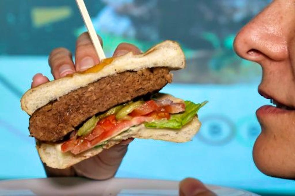 Un burger au steak végétal cuisiné par un robot, à Herzliya en Israël le 28 décembre 2021