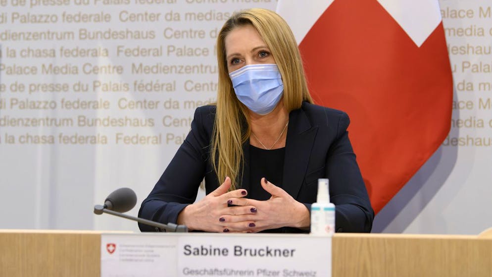 Sabine Bruckner, Geschaeftsfuehrerin Pfizer Schweiz spricht an einer Medienkonferenz zur Lieferung von Impfdosen und die laufende Impfkampagne, am Donnerstag, 25. Maerz 2021 in Bern. (KEYSTONE/Anthony Anex)