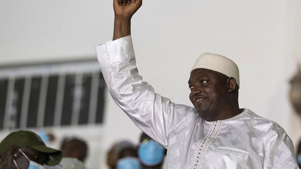 Il presidente del Gambia Adama Barrow dopo aver vinto le elezioni (foto d'archivio)