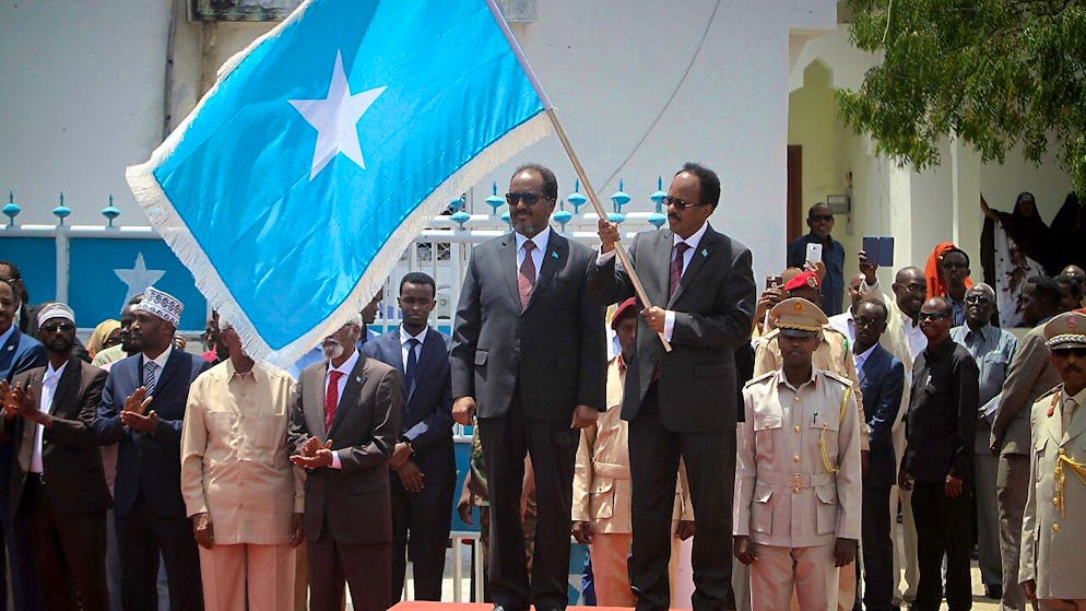 Il presidente della Somalia Mohamed Abdullahi Farmajo (a destra) e il presidente uscente Hassan Sheik Mohamud (a sinistra) alla cerimonia di passaggio di consegne a Mogadiscio nel febbraio 2017