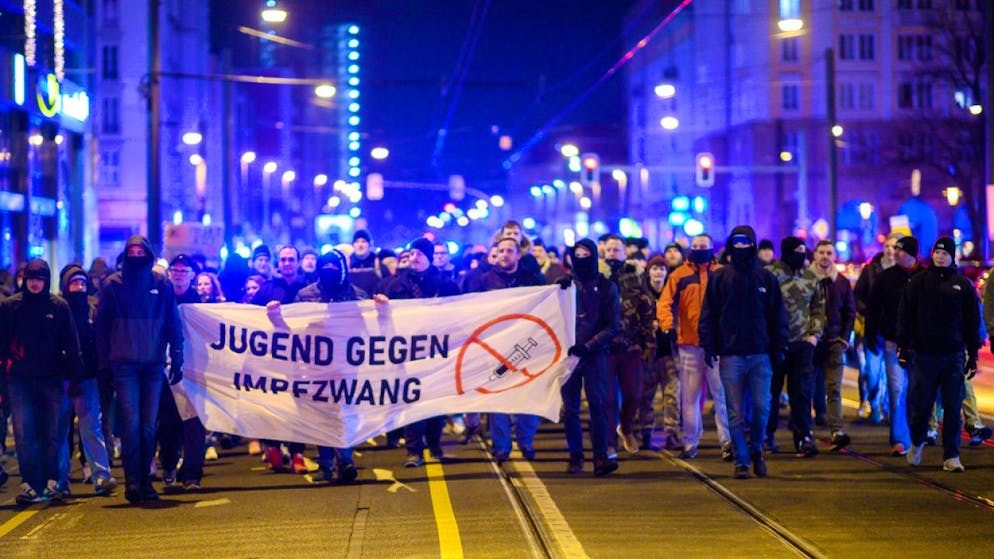 Migliaia di manifestanti sono scesi ieri sera per le strade tedesche. Nella foto un corteo a Magdeburgo, in Sassonia-Anhalt.