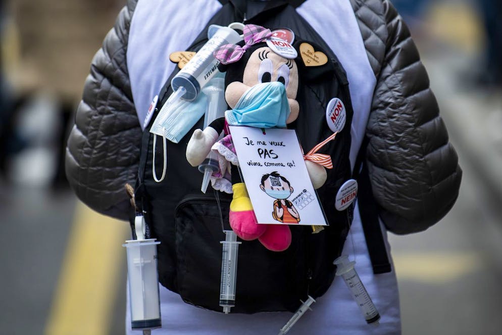 Dos d'une personne ayant participé à une manifestation contre la loi Covid, avant son acceptation par le peuple. (image d'illustration)