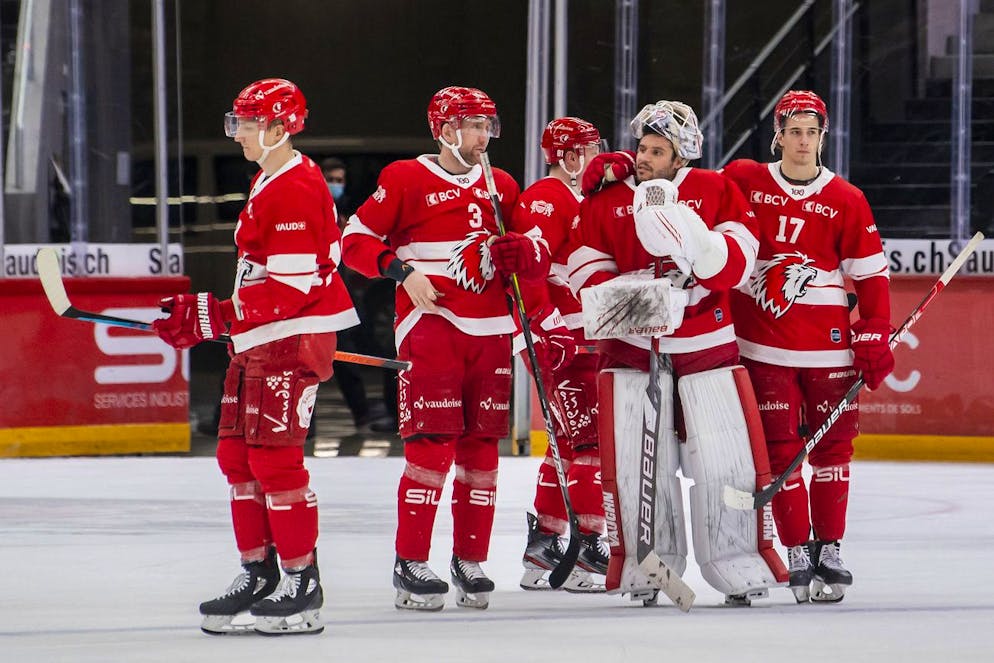 Deception des joueurs lausannois apres la defaite, lors de la rencontre du championnat suisse de hockey sur glace de National League LNA, entre le Lausanne HC, LHC, et le EHC Biel-Bienne le mercredi 22 decembre 2021 a la patinoire de la Vaudoise arena a Lausanne. (KEYSTONE/Jean-Christophe Bott)