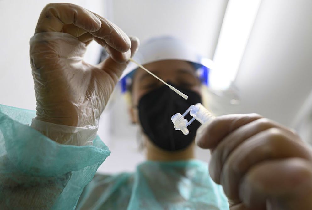 D'après Washington, ces tests sont davantage susceptibles d'indiquer un résultat négatif malgré une infection – les fameux faux négatifs – si une personne est contaminée par Omicron. (image d'illustration)