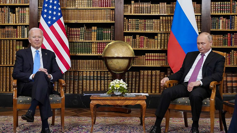 Telefonata, domani alle 21.30, tra Joe Biden e Vladimir Putin (nella foto durante l'incontro dello scorso 16 giugno a Ginevra)