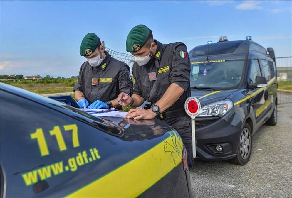 La Guardia di finanza è intervenuta in provincia di Como per sequestrare migliaia di botti illegali