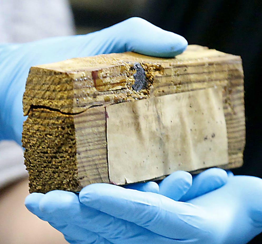Un bloc de bois avec une balle incrustée était l'un des artefacts à l'intérieur de la capsule temporelle.