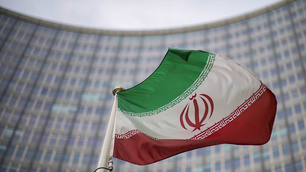 La bandiera iraniana sventola davanti alla sede dell'Agenzia internazionale per l'energia atomica con sede a Vienna.