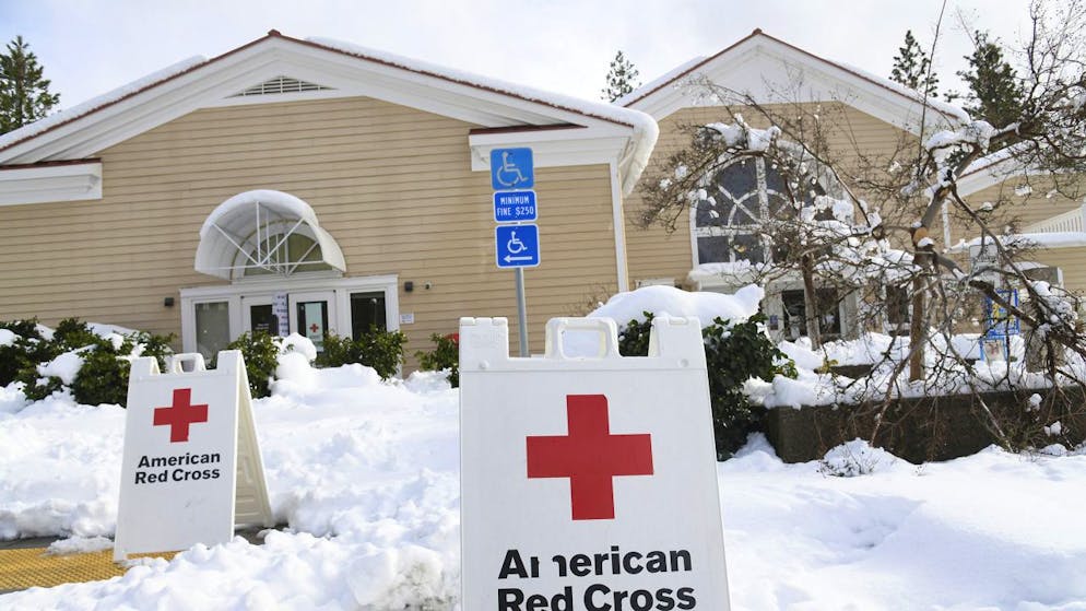 La Croce rossa americana ha istituito centri di soccorso per la popolazione colpita dalle forti nevicate degli ultimi giorni.
