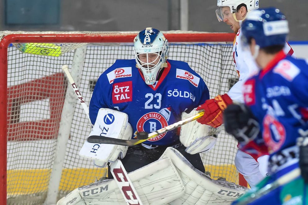 HCB Rocket's goalkeeper Gauthier Descloux, left, during the Swiss Ice Hockey Cup round of 16 game between HC Biasca Ticino Rockets and SCL Tigers, at the ice stadium in Biasca, Switzerland, Tuesday, October 25, 2016. (KEYSTONE/Ti-Press/Pablo Gianinazzi)