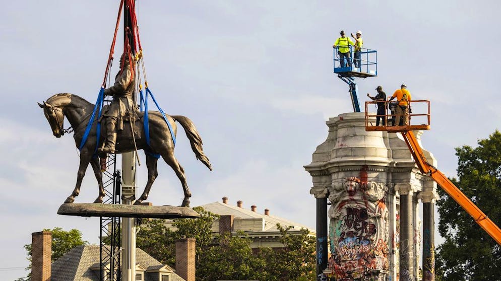 La statue du général confédéré Robert Lee est déboulonnée le 8 septembre 2021 à Richmond (Virginie)