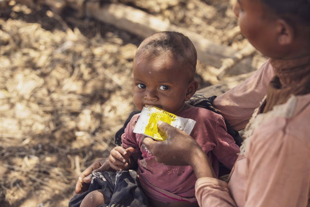 Cette photo, mise à disposition par le Programme alimentaire mondial le mardi 2 novembre 2021, montre une mère donnant des produits nutritionnels supplémentaires à sa fille de 6 mois à Ankilimanondro, dans la région d'Atsimo-Andrefana, à Madagascar.