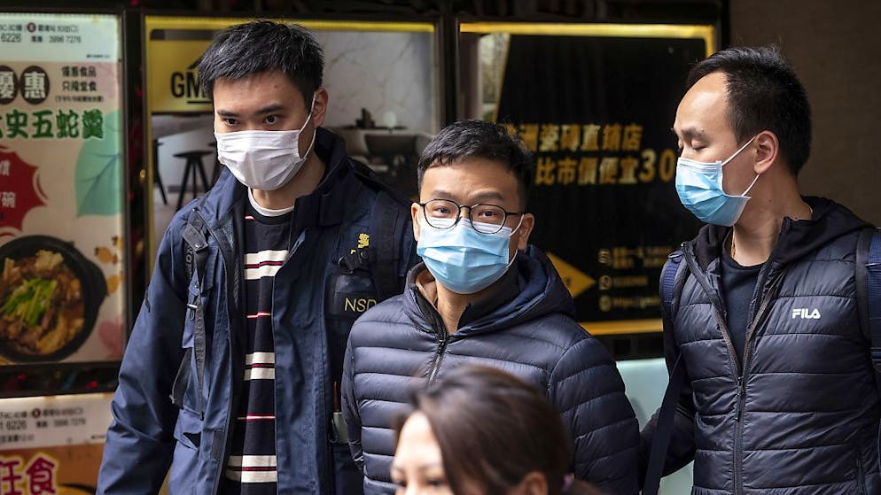 Il direttore ad interim di Stand News, Patrick Lam, arrestato dalla polizia.