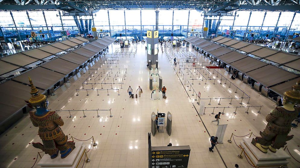 I casi di coronavirus stanno esplodendo nel mondo, con conseguenze pesanti anche sul traffico aereo.