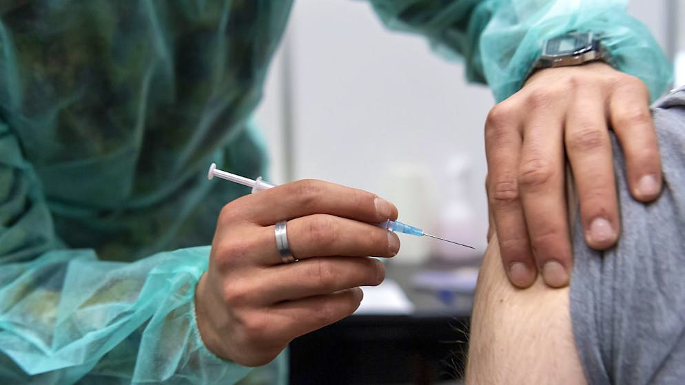 Il 62,72% delle persone oltre i 65 anni e il 23,24% della popolazione hanno ricevuto il cosiddetto booster (foto simbolica)