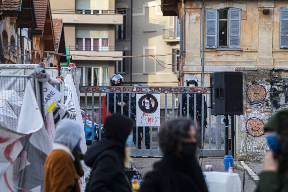 Lugano: rioccupazione ex macello. Nella foto, un momento della manifestazione sul piazzale antistante all'ex macello di Lugano con le forze dell'ordine schierate. © Ti-Press / Samuel Golay