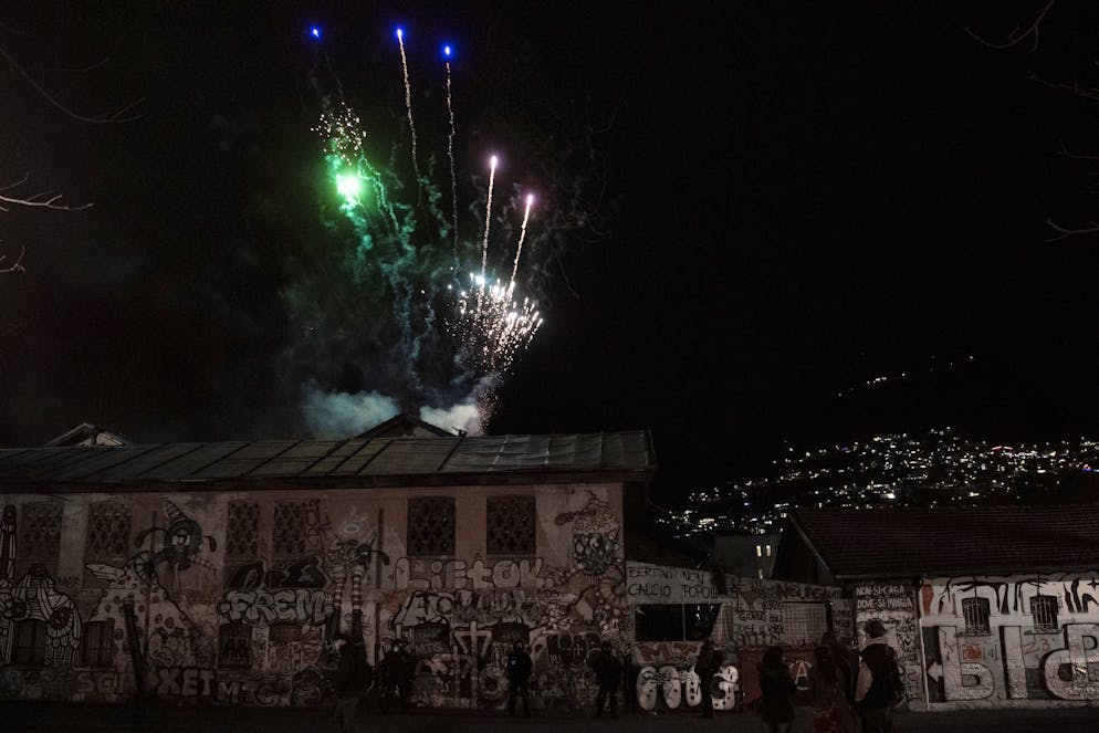 Lugano: rioccupazione ex macello. Nella foto, fuochi d'artificio sul tetto dell' ex macello di Lugano  . © Ti-Press / Samuel Golay