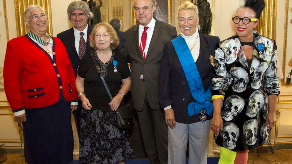 Sabine Weiss (3e à partir de la gauche) à l'occasion de la remise des insignes de Chevalier dans l’ordre du Mérite, le 8 septembre 2010.