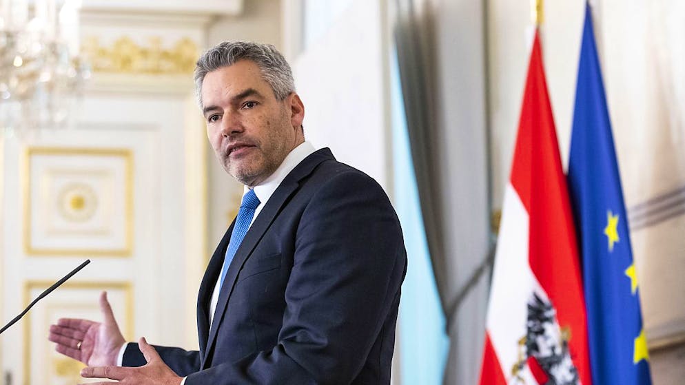 Il cancelliere austriaco Karl Nehammer valuta con favore l'idea di un buono da 500 euro per chi si fa vaccinare.