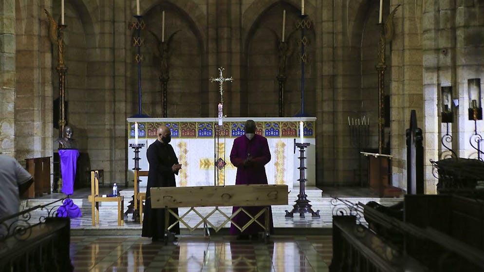 Il feretro con le spoglie mortali di Desmond Tutu nella cattedrale di San Giorgio.