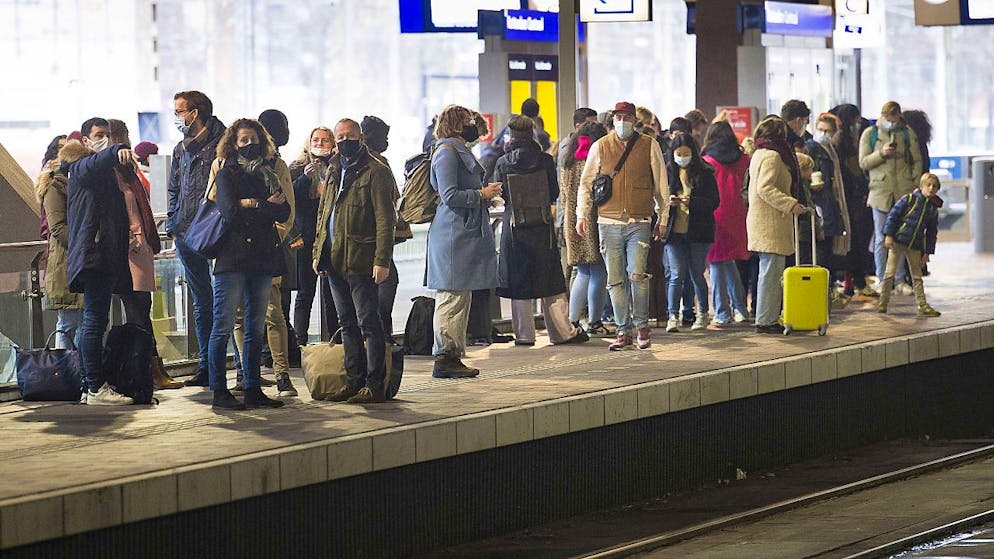 A la gare de Rotterdam, des voyageurs fuient le confinement: des trains supplémentaires à destination de la Belgique ont été mis en circulation pour répondre à la demande.
