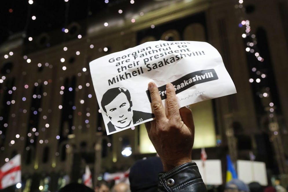 Des partisans du "Mouvement national uni" manifestent contre l'arrestation de l'ancien président géorgien Mikheil Saakashvili à Tbilissi, en Géorgie, le 21 décembre 2021.