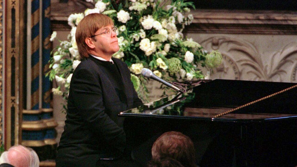 Elton John al funerale della principessa Diana (settembre 1997).