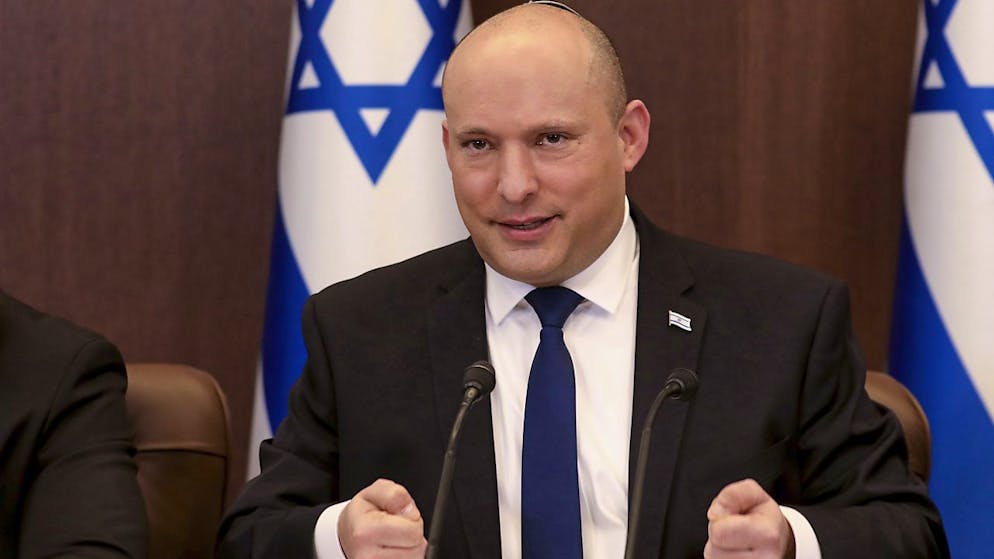 Il premier israeliano Naftali Bennett può sorridere: il primo quantitativo del farmaco orale anticovid della Pfizer - il Paxlovid - è arrivato oggi all'aeroporto Ben Gurion di Tel Aviv