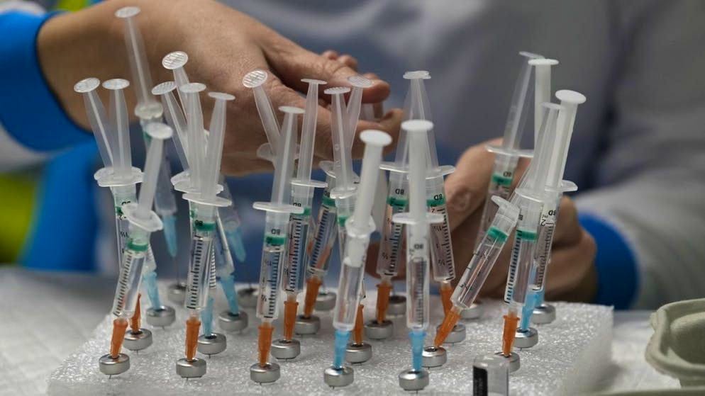 Le variant Omicron du Covid-19 arrivera-t-il ou non à slalomer, au moins partiellement, entre tous les vaccins actuels? (photo symbolique)